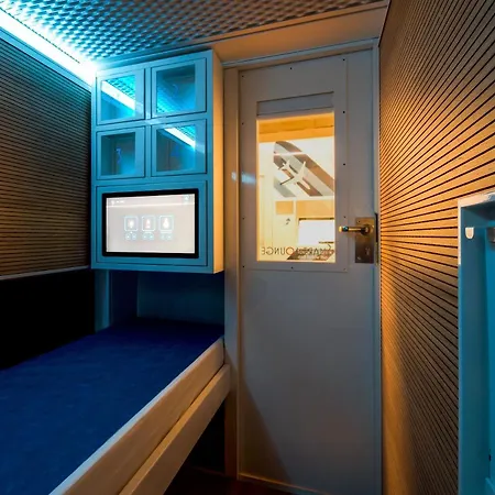 Capsule hotel Resting Pods - Zzzleepandgo Modlin Airport Wmi *