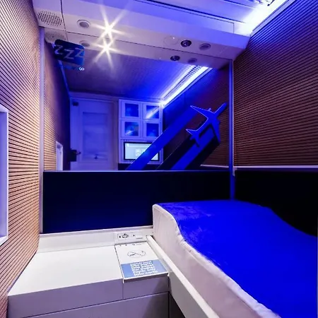 Capsule hotel Resting Pods - Zzzleepandgo Modlin Airport Wmi